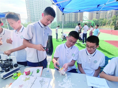 济南市天桥区宝华中学举办了科技节游园会活动